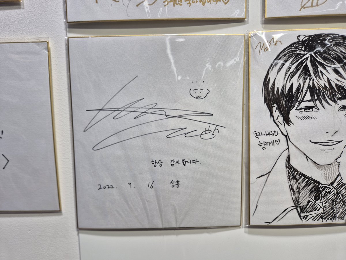 hya__w's tweet photo. 애니메이트오면 싸인구경은 국룰코스겟죠 https://t.co/Nbe7PWaLXx