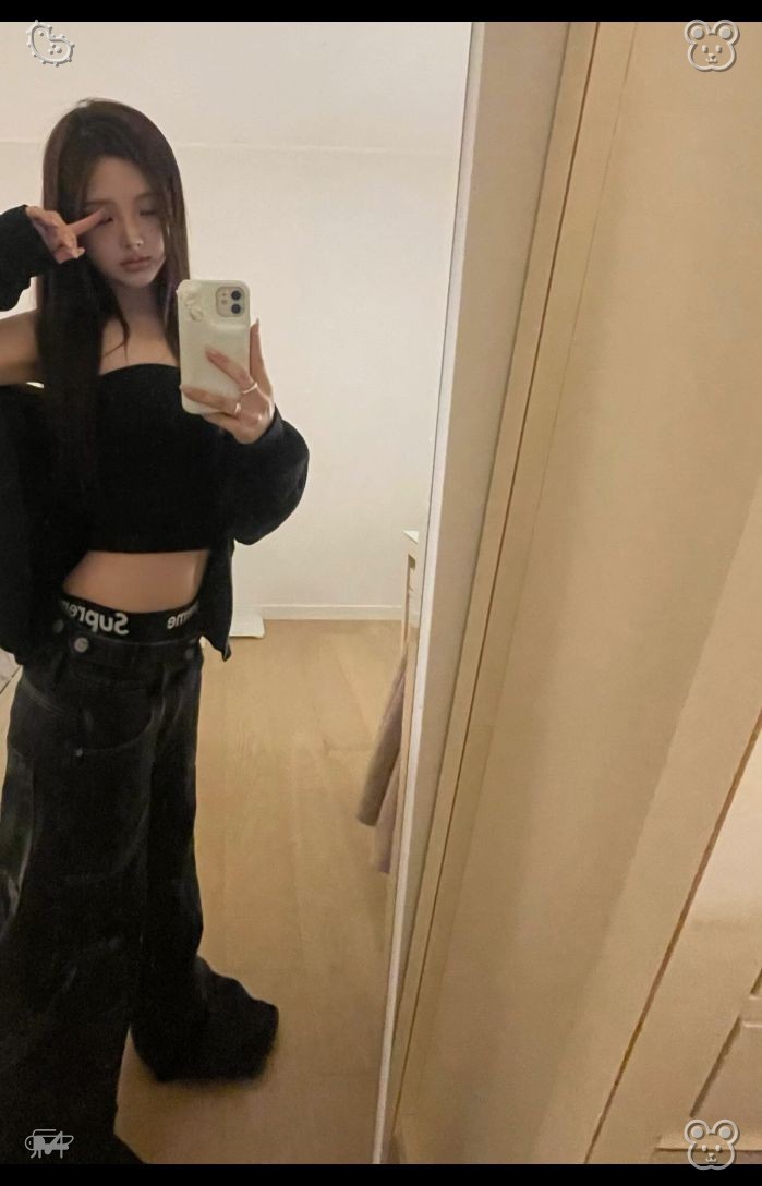 Maribeninca1's tweet photo. 🍏 Refreshing Apple Mint Smoothie

The next morning, I rise with the sun, its light pouring through the glass and warming the antique mirror before me. I step up to it, give a nice stretch, and snap a quick selfie—tousled hair, skin fresh and makeup-free, no fancy edits. Just https://t.co/zVd3MWnDPv