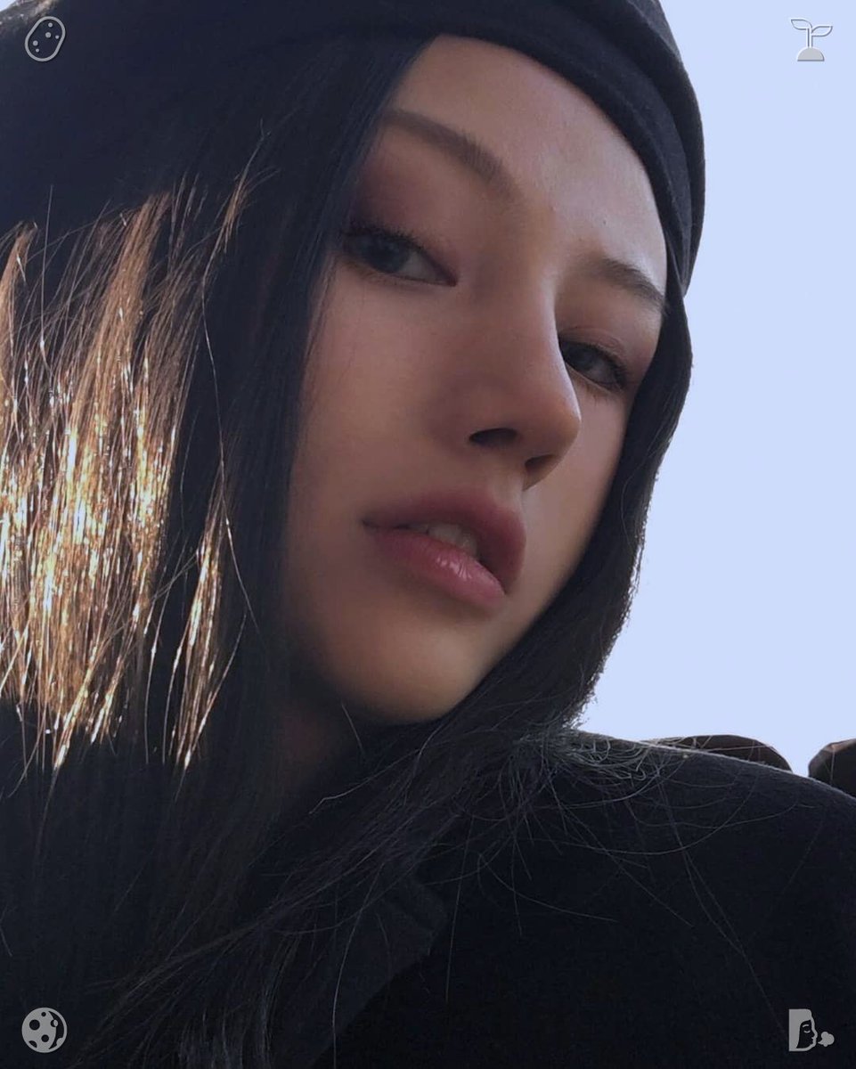 sing_miyu's tweet photo. 🥼Frozen blackcurrants in the freezer, ready to use. Once I'm back home, I whip up a simple morning meal—oatmeal topped with banana slices and nuts—and take a seat near the window. The sun has come out, casting a fresh, radiant glow over everything. I count my blessings for th https://t.co/NBEu4qBMQD