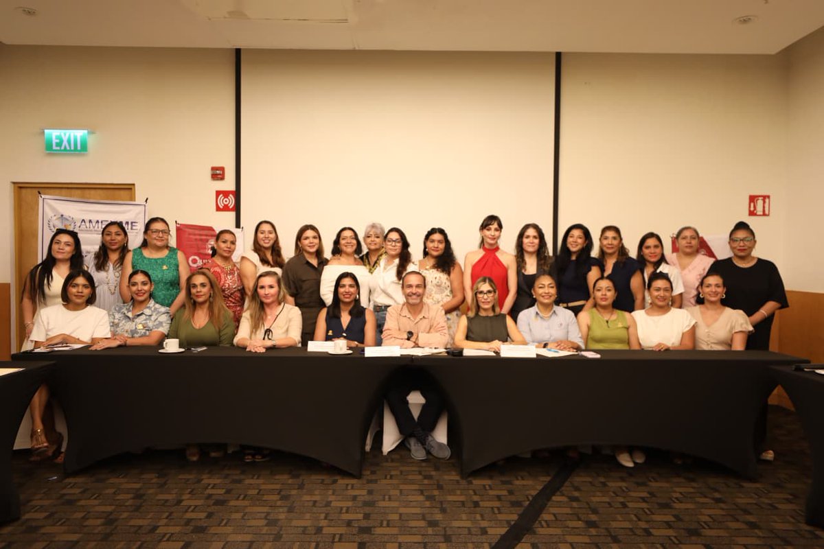 5toPoderDiario's tweet photo. #5topoder #noticias #OTHONPBLANCO #gobiernodelestado
IMPULSA SEDE VINCULACIÓN COMERCIAL ENTRE MUJERES EMPRESARIAS DE CHETUMAL Y CANCÚN
La Secretaría de Desarrollo Económico (SEDE) fortaleció este 1 de septiembre la integración empresarial entre mujeres de la zona sur y norte del estado, al encabezar el Encuentro de Negocios AMEXME Capítulo Chetumal y Cancún, una estrategia que impulsa nuevas oportunidades comerciales y consolida la vinculación regional. La jornada se desarrolló en Chetumal con la participación de liderazgos empresariales y autoridades estatales.
El encuentro forma parte de las acciones del Nuevo Acuerdo por el Bienestar y Desarrollo de Quintana Roo, promovido por la gobernadora Mara Lezama Espinosa, que busca articular esfuerzos entre los sectores público y privado para detonar el crecimiento económico. En representación del Gobierno del Estado, el titular de la SEDE, Paul Carrillo de Cáceres, encabezó la apertura institucional junto a Sabrina Sala Ramírez, presidenta de AMEXME Chetumal, y Liliana Déniss Montiel Cruz, presidenta del capítulo Cancún.
Durante su intervención, Carrillo de Cáceres destacó que la vinculación entre empresarias del sur y norte permite ampliar mercados, diversificar productos y generar condiciones para que las empresas lideradas por mujeres consoliden su presencia comercial. Subrayó que estos espacios fortalecen la colaboración y abren rutas de crecimiento para las participantes.
Como parte de la dinámica central, se realizaron tres rondas de sinergia Sur-Norte, en las que las empresarias presentaron sus proyectos, identificaron posibles alianzas y establecieron contactos para seguimiento posterior. También se integraron fichas de acuerdos y compromisos por mesa, que incluyen gestiones ante la SEDE y propuestas de colaboración comercial.
Con este tipo de iniciativas, el Gobierno de Quintana Roo reafirma su compromiso de impulsar el desarrollo económico de las mujeres empresarias, promoviendo encuentros que fortalezcan la competitividad, generen alianzas estratégicas y contribuyan al crecimiento regional.
Fuente: 5to Poder Agencia de Noticias