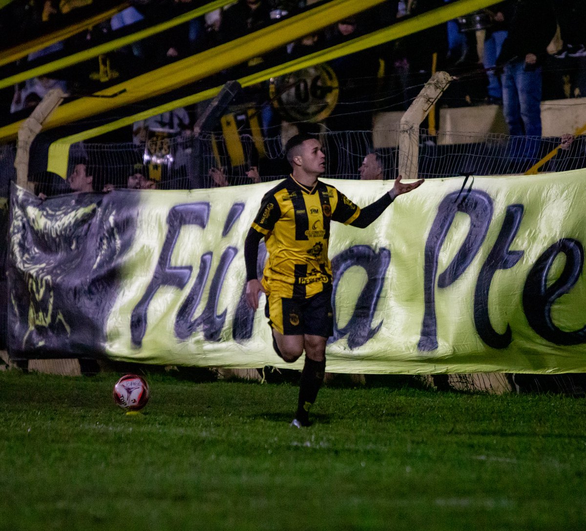 gebageoficial's tweet photo. JALDE-NEGRO EMPATA EM CASA! 🟡⚫

Em jogo disputado no Pedra Moura, o Bagé fica no empate com o Passo Fundo por 1 a 1 pelo Gauchão Série A2.

O Bagé segue na briga e volta a campo no próximo final de semana em casa. Obrigado pelo apoio, torcedor jalde-negro!

📸Káren Rodrigues https://t.co/A4V387oDnZ