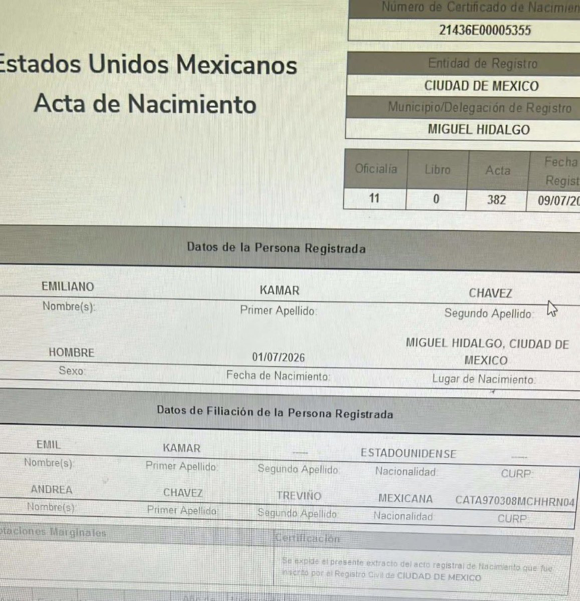 enriquemunozFM's tweet photo. EL HIJO DE ANDREA CHÁVEZ HABRÍA NACIDO EN CDMX… Y AHORA LA CUENTA NO CUADRA

Según información atribuida a un acta de nacimiento enviada a la columna La Fuente, Emiliano Kamar Chávez habría nacido el 1 de julio de 2026 en Miguel Hidalgo, CDMX, y no en El Paso ni en Chihuahua.

El documento señalaría que su padre, Emil Kamar, es estadounidense.

Y aquí viene la pregunta del millón: si Emiliano nació en México y apenas tiene dos meses, ¿con qué documentación cruzó a El Paso?

¿Nació con visa láser express debajo del brazo? 

¿O @AndreaChavezTre es mamá de un estadounidense al que no podría visitar sin la visa?

Primero la visa de Andrea. Luego el lugar de nacimiento. Ahora los documentos del bebé.

El desvisadero ya tiene spin-off.