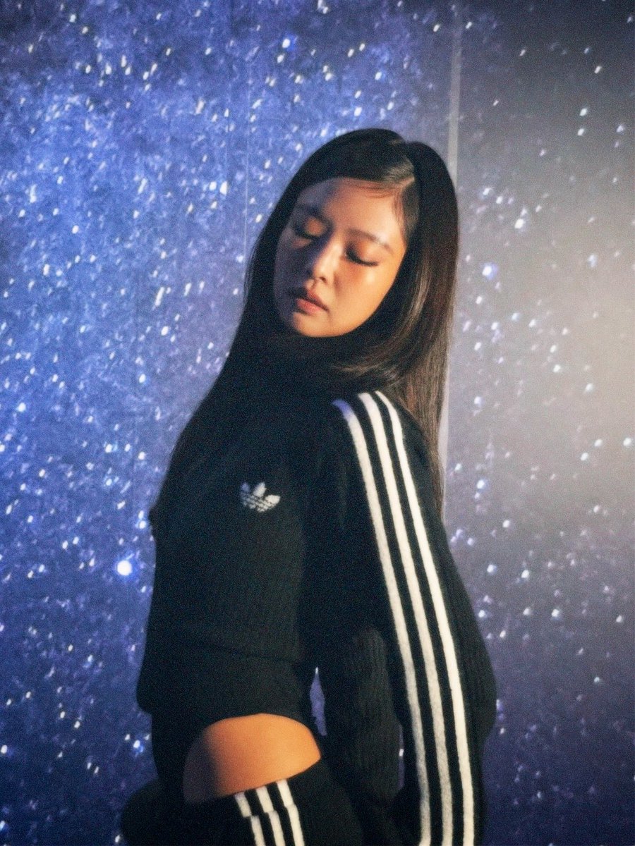 yk2aii's tweet photo. jennie looks so cool in her adidas collab 🔥 https://t.co/K24AOKhQv1