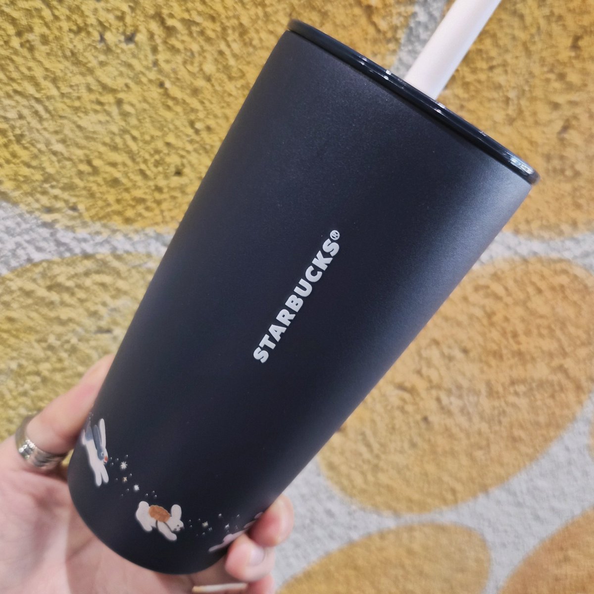 PommeChocolated's tweet photo. 今日のスタバ
オータムフェスティバル2026
ネイビーのうさぎタンブラー🐇
シリコンストローつきの蓋と
ホット用の蓋の2つがついています
思ったより漏れにくそう
MiiR製で保冷/温性能もばっちり
中身はアイスキャラメルマキアート
#スタバ
#タンブラー部
#MiiR https://t.co/hG86x8S5FJ