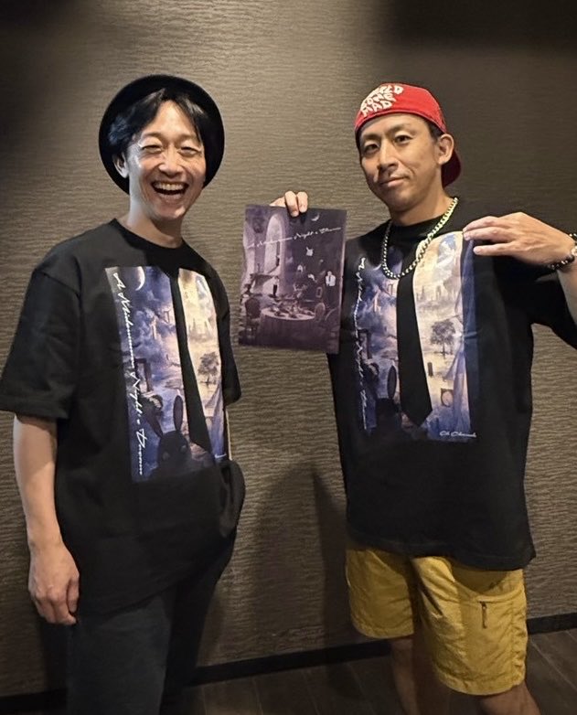 chimonkikuchi's tweet photo. おしゃれ紳士公演
「オシャレ紳士の夏の夜の夢」
小屋入りしましたー！
そして今回のTシャツがこちら✨
めちゃくちゃステキな仕上がりです！
Tシャツ ¥3,500（S/M/L/XL）
クリアファイル ¥500
クリアファイルの表はメインビジュアル、裏はTシャツと同じデザイン！
観劇の思い出にぜひー！！ https://t.co/CSvFhpGAFG