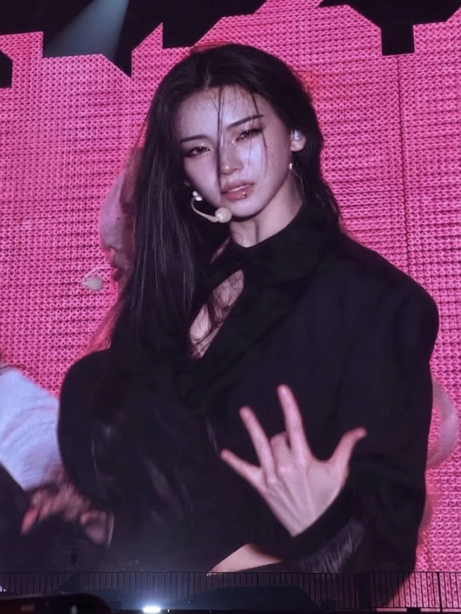 ujiminphoria's tweet photo. THIS PHOTO OF KARINA WTF??!? https://t.co/RbaOvY9qLc