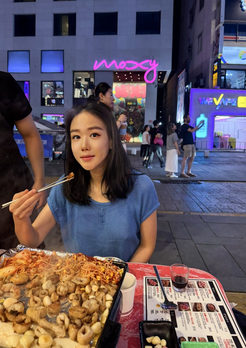 thea_lena_'s tweet photo. checked out the Jongno night stalls, had makchang and drinks… and somehow ended up at the hotel across the street 😝 https://t.co/vI9kydlKo6