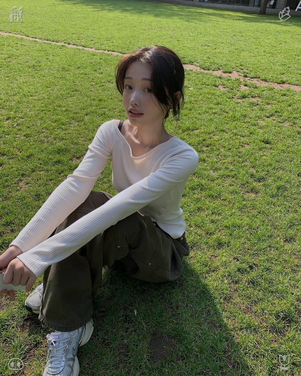 MickGomi's tweet photo. 😓Taking a spring stroll outdoors, surrounded by blossoms and the season's fresh bloom. Don't let the opinions of those who have no part in your aspirations hinder your steady momentum or your everyday journey of self-improvement. https://t.co/UFX4CmNZjo