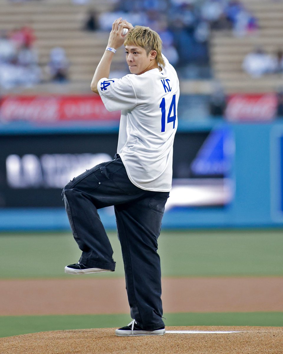 MLB's tweet photo. An INCREDIBLE first pitch from Number_i 🤩

#Number_i #Number_i_Dodgers @number_i_offic https://t.co/ejPWIODAmn