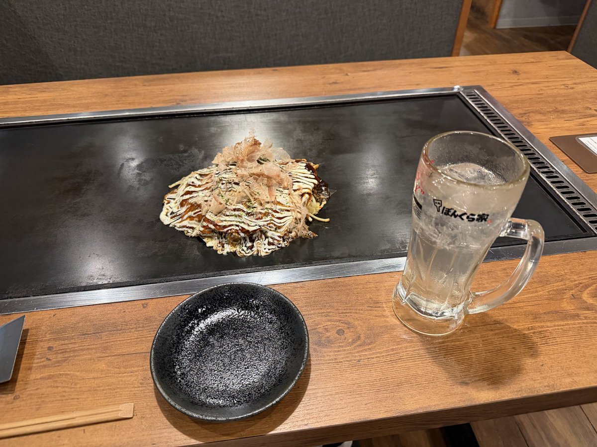 Tomaffmpu's tweet photo. 仕事終わってようやっと福岡戻るから
出張最後の昼ご飯という事で串カツ食べたけど
お好み焼きとかたこ焼きは向こうで食べたけど美味しかったなー😄
夜勤とかもあって色々大変だったけど今度は千葉に行くからしっかり頑張るぞ！💪 https://t.co/qT4AVDhry9