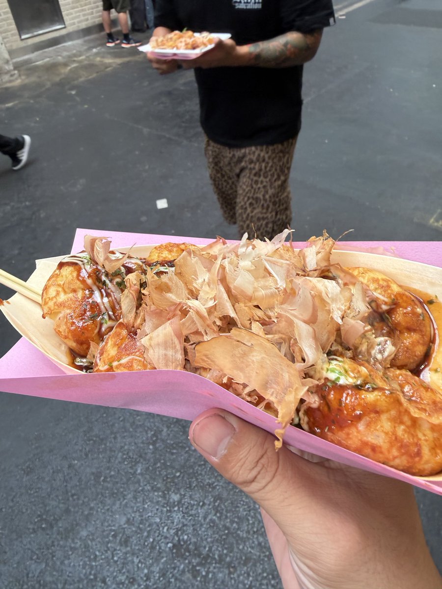 Tomaffmpu's tweet photo. 仕事終わってようやっと福岡戻るから
出張最後の昼ご飯という事で串カツ食べたけど
お好み焼きとかたこ焼きは向こうで食べたけど美味しかったなー😄
夜勤とかもあって色々大変だったけど今度は千葉に行くからしっかり頑張るぞ！💪 https://t.co/qT4AVDhry9