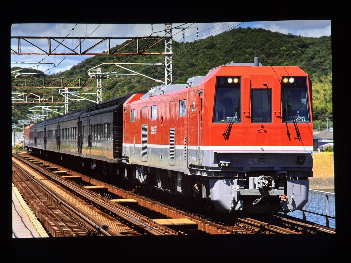 trainphotonews's tweet photo. DF50っぽい何かが旧客みたいなの引いてきた

試9480レ DEC743＋35系5B＋DEC743 https://t.co/PZ25YvZEBm