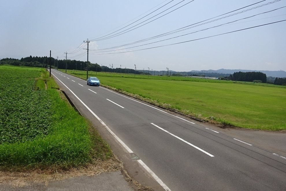 TAC_SSD's tweet photo. ←都会が想像する農道
　　　　　　　　　　　　　実際の農道→

温室育ちが想像するのは農道は農道でも畦道
流石に畦道は飛ばさんわ https://t.co/6AgLqhVfXS