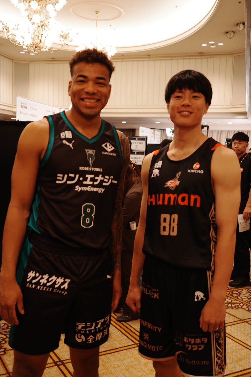 osakaevessa's tweet photo. 『りそなグループ B.LEAGUE 2026-27 SEASON TIPOFF CEREMONY』

互いのB.PREMIER開幕戦で激突することになる #神戸ストークス の #八村阿蓮 選手と📸

9/26(土)、新たな歴史の第一歩となる『阪神ダービー』をお楽しみに🔥
#大阪エヴェッサ #牧隼利 #TIPOFFセレモニー https://t.co/uLEI6NwCPN