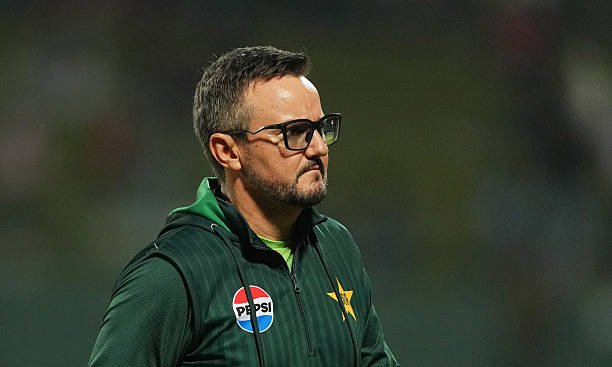 CallMePazi1_'s tweet photo. 🚨 6 TEST COACHES IN JUST OVER 3 YEARS 🚨

- Pakistan have had six different permanent Test coaches since May 2023.

- Grant Bradburn, Mohammad Hafeez, Jason Gillespie, Azhar Mahmood, Sarfaraz Ahmed &amp; now Mike Hesson. https://t.co/5CfKyGcg1G