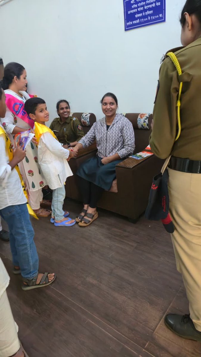 Balsanskarsewa's tweet photo. #BalSanskarKendra मोशी द एड्रेस सोसाइटी, पुणे के बच्चों ने पुलिस स्टेशन जाकर पुलिसकर्मियों को राखी बांधी। तिलक-आरती कर सम्मान जताया। 

पुलिस अंकल-दीदियों ने बच्चों को सुरक्षा, अनुशासन व जिम्मेदारी की सीख दी। बच्चों को प्यार, आशीर्वाद और उपहार भी मिले। 

#RakshaBandhan https://t.co/1JoPbiUNQM