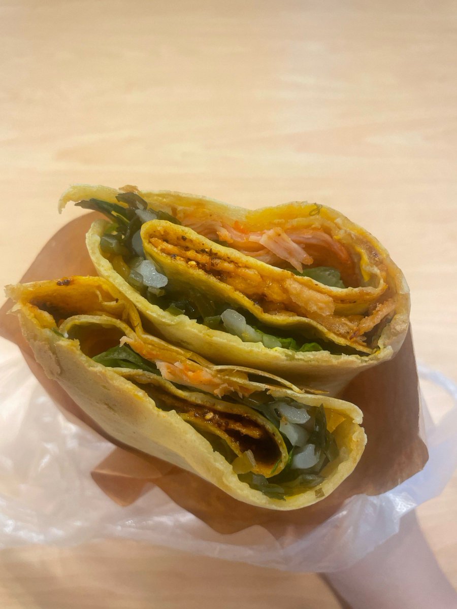 cahavu's tweet photo. The crispy fried taro cakes from the street stall at the alley entrance are a perfect afternoon pick-me-up—hot, savory, and so worth the 5-minute line! https://t.co/OHoRSktB2K