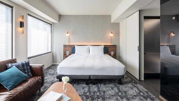 cobb_room's tweet photo. 何度も言うけど、大阪でおすすめしたいホテルがココ。

梅田も難波も乗り換えいらず。ユニバまでも約30分。お部屋はもちろん、ルーフトップバーやロビーもインスタ映えするオシャレ空間。生ビールの無料サービスも嬉しすぎる。これで1人あたり約7,000円〜(2名1室)は高コスパ…大阪の夜はココで決まり。 https://t.co/r3UWJ5p76D