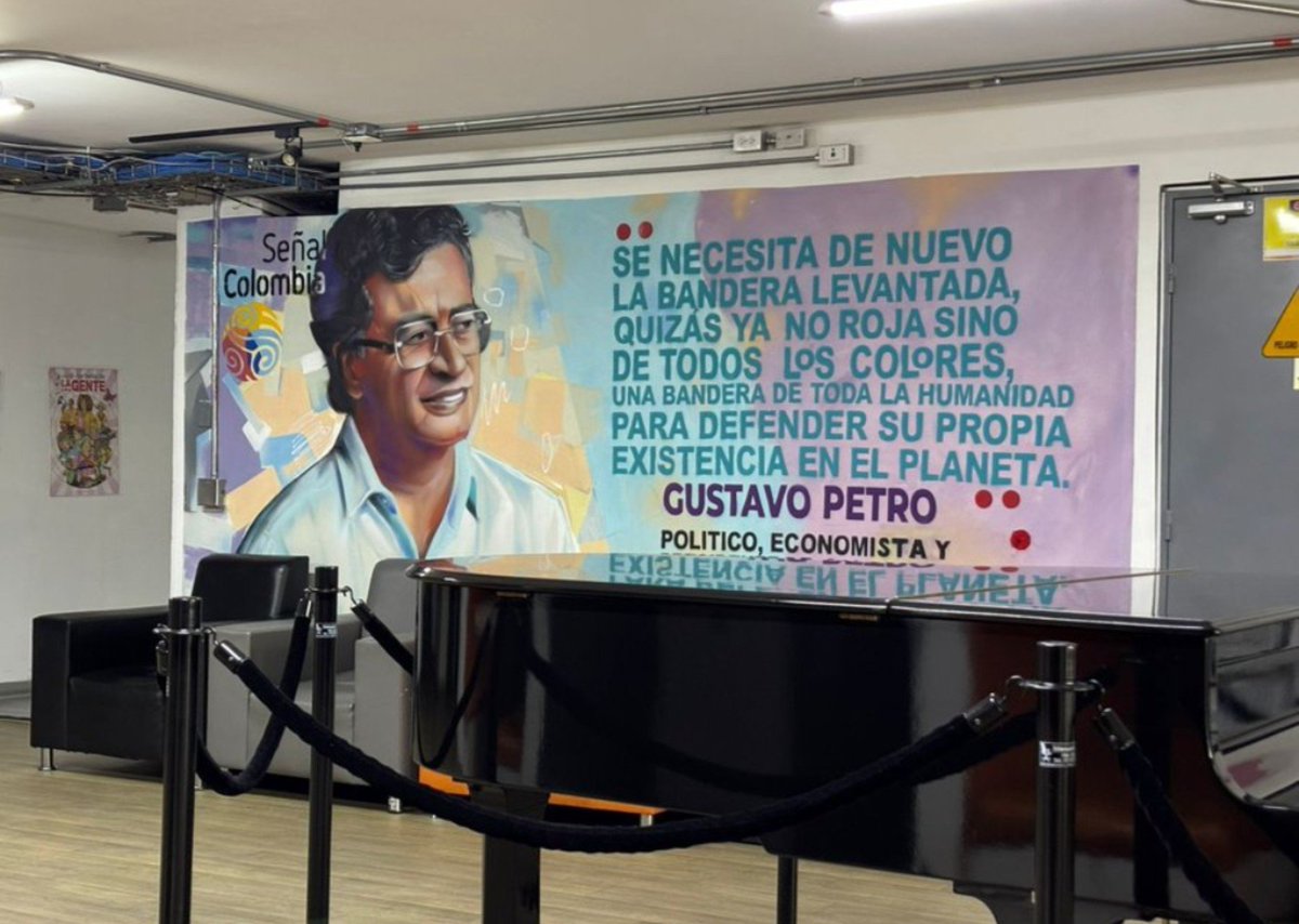 Autor__X's tweet photo. Toda esta propaganda barata, burda, mentirosa y ultrafascista hay que retirarla e impedirla en todos los rincones de Colombia y el mundo, no normalicemos nunca que quienes formaron parte de grupos terroristas hoy posen de faros morales y adalides de la verdad, proscripción ya. https://t.co/e7wQr6vTnx