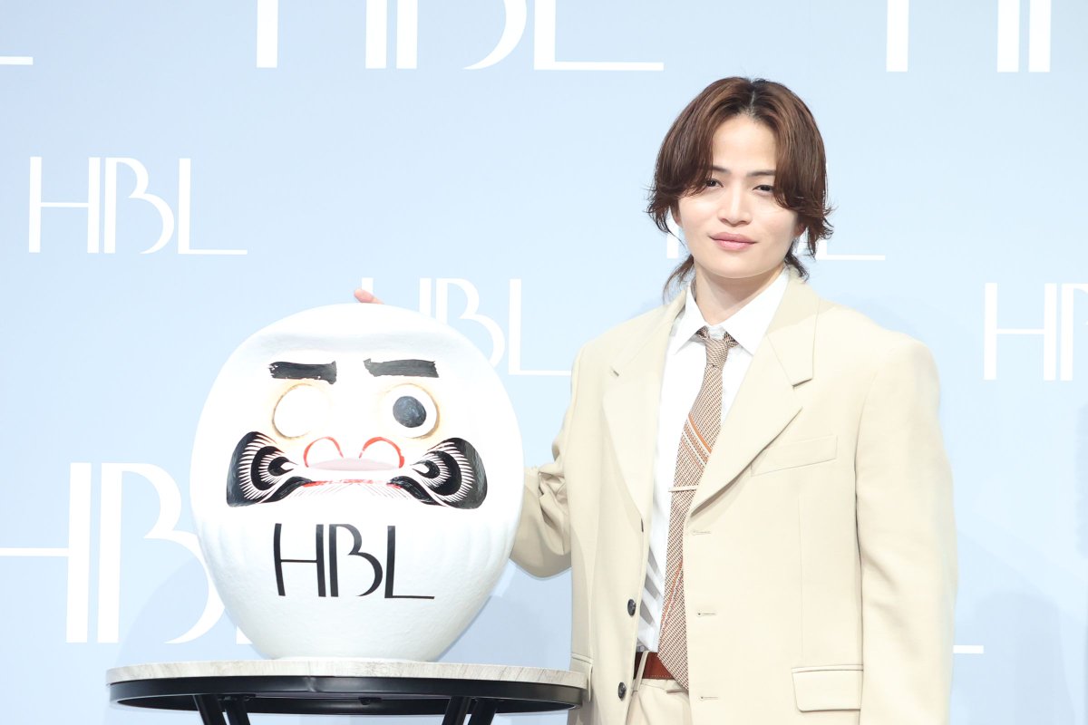 oshiraku's tweet photo. 🌟推し楽 レポート📝

#timelesz #菊池風磨、「HBL」新CM発表会に登壇🎉
「開“眉”式」でダルマに眉を描くも…「これが僕の限界」🖌️

詳細はこちら👉https://t.co/vkXmQZ72IN

日々の眉ケアは「帽子をかぶっても隠せないので髪型よりも気を使っています」💜 https://t.co/akdkPkIlxZ