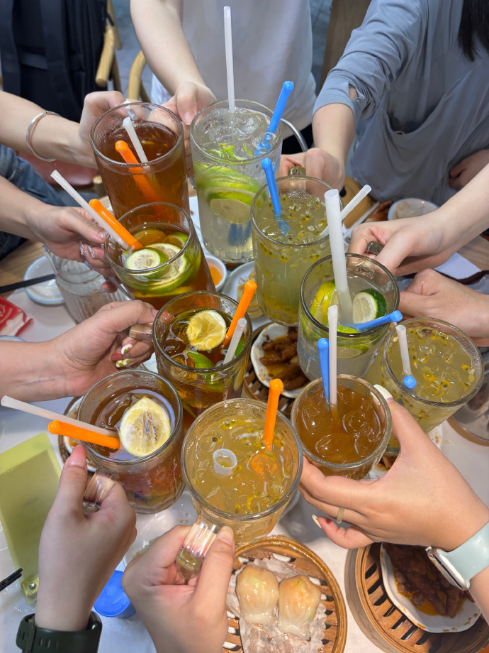 s_extensions's tweet photo. 刚蹲到大学搭子的奶茶局！聊到喉咙冒烟还在吐槽食堂三楼的黑暗料理，感觉上学时的快���直接在嘴边冒泡泡～， https://t.co/kBzOeZVHKU