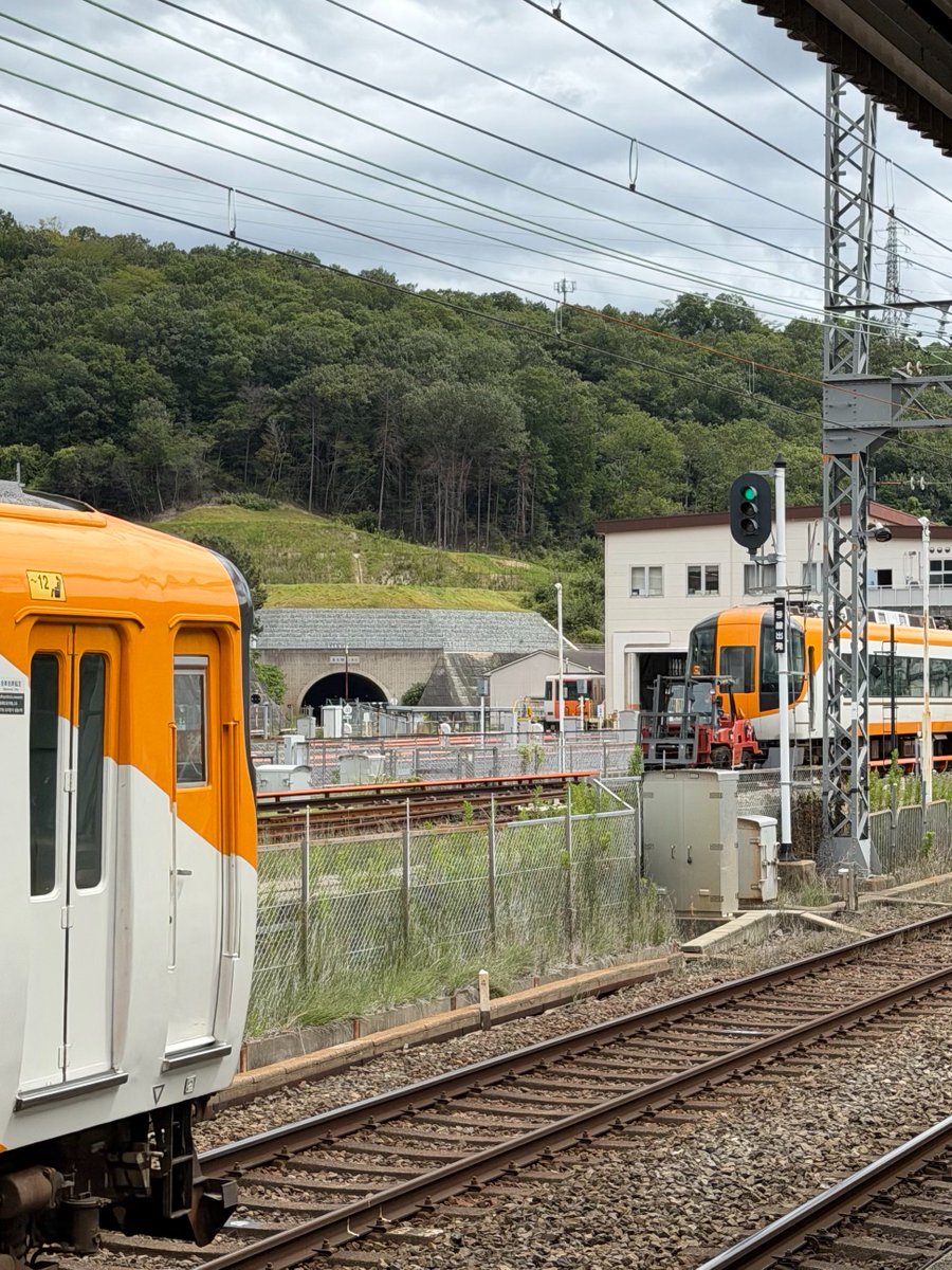 464759837's tweet photo. 30000系「やーー22600系君」
何してんだい？そんな所で〜🤔

22600系「んーーー……わっかんない😓
　　　　　で、俺は放置されてて何もしてない」

7000系「😅… https://t.co/A6NgzKjVMG