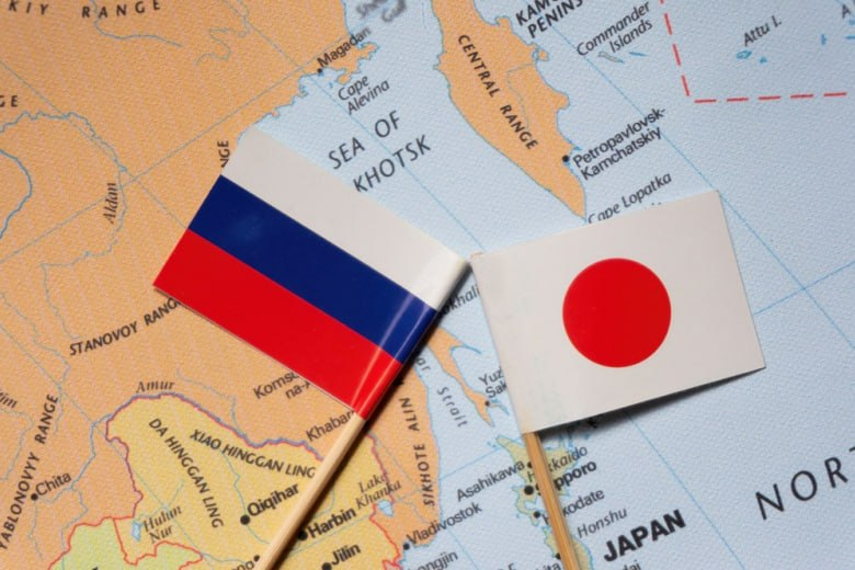 4mYeeFHhA6H1OnF's tweet photo. ロシアを「敵国」だと言う日本人

2026年上半期のロシアと日本の貿易額は15％増加し、
41億ドルに達した。日本の財務省のデータによって裏付けられている。

 5月から6月にかけて日本はロシア産原油を153万バレル、1バレルあたり平均103ドルで輸入した。
昨年と比較して、ロシア産LNGの輸入量は0.3％増加し、2026年6月には52％もの増加を記録した。
ロシア産石炭の輸入量も15.8％増加

ではなぜ敵国からエネルギー買うんだ？