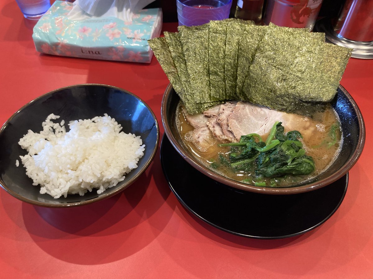 izumibom's tweet photo. 真砂家
チャーシュー麺、海苔増し、ライス小
優勝です。スープはライト。チャーシューは燻製、薄切りですがスープと合致。ほうれん草も香りがあって美味しい。海苔も普通に���味しい。店も綺麗、接客も素��らしいです。店炊き家系店の少ない場所なのでおそらく繁盛店になると思います。再訪💯 https://t.co/GpjVhOdxSV