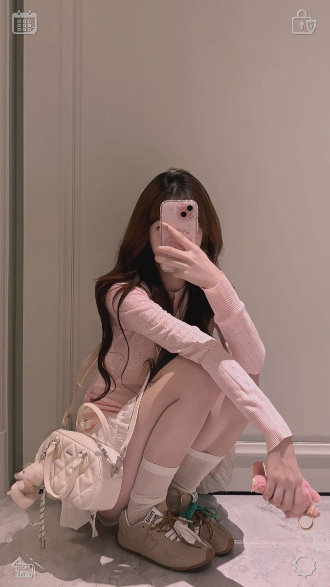 rinogaya's tweet photo. 🌞Mastering French As the lesson wraps up, the sun dipped low, painting the café in golden hues. Clara rose, her daughter in her arms, and strolled toward the window. Gazing at the bustling street outside, she noticed the passersby with their cheerful faces, and her mind drifte https://t.co/v61NWVVki0