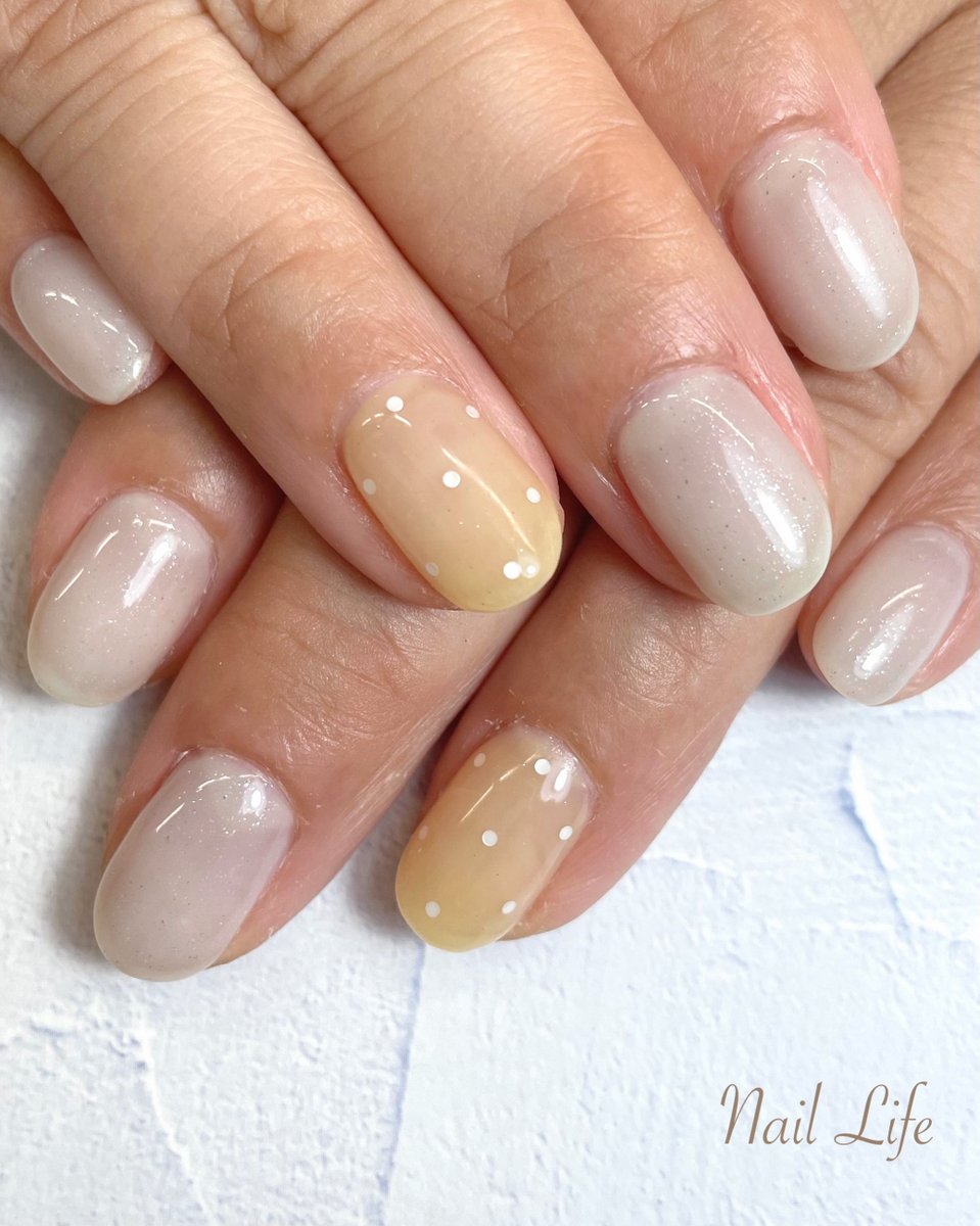 NailLife1's tweet photo. ちょっと冒険したい方向けドットネイル(о´∀`о)。
夏から秋に向けて、涼しげに♪

#ドットネイルデザイン #ワンカラーネイルデザイン #グレーネイルデザイン #ハンド #夏 #イエロー #グレー #ドット 

...

詳細はこちら↓（ネイルブック）
https://t.co/ciGkSSzDHM https://t.co/mws6ufzAHt