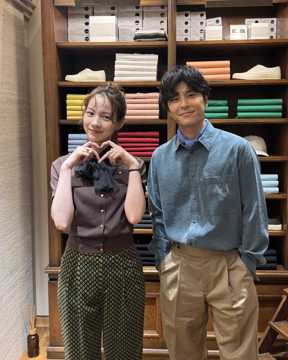 middle30_fujitv's tweet photo. ⊹ 📸𝘖𝘍𝘍 𝘚𝘏𝘖𝘛📸 ⊹

第7話今夜10時放送🌟

第6話、撮影合間の
はるきゃんと晃之助をお届け🙌✨
首元のスカーフで
ちょっとしたリンクコーデにも注目です🫣💙

第1~3話・最新話TVer無料配信中*･゜
　Tokyo middle 30🪽
￣￣￣￣￣￣￣￣￣￣￣
#のん #朝井大智
#東京ミドサー https://t.co/VZIOwEZIH7