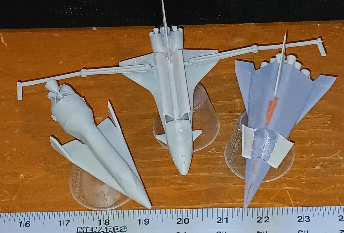 UnwantedBlog's tweet photo. 1/The third model I'm working towards putting into production: 1/144 X-20 Dyne Soar, orbital configuration. Shown here with 1/350 HMS Churchill sans PV arrays and 1/144 Space Sortie currently experiencing deployment dysfunction of one of the payload bay doors. https://t.co/XxppMNLLYY