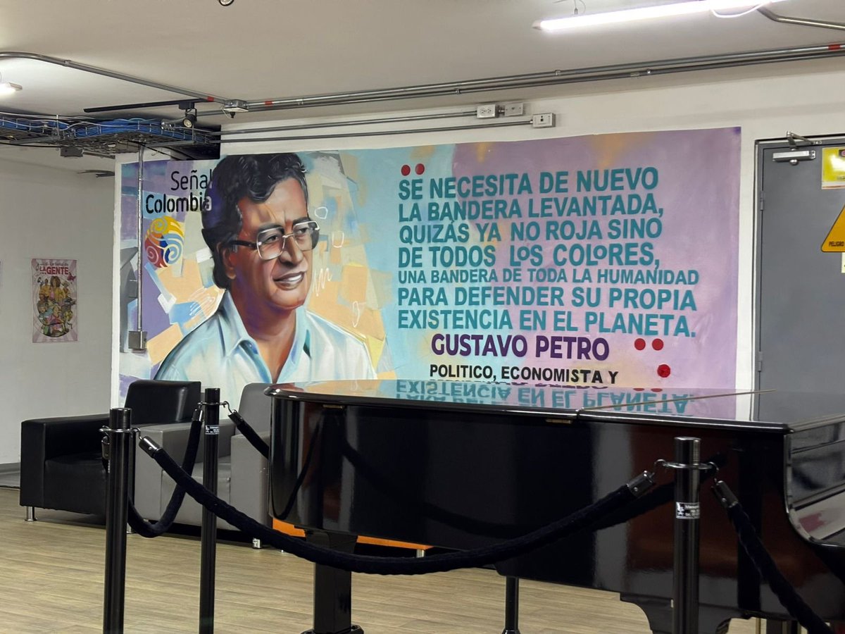 Melquisedec70's tweet photo. Pues no sé ustedes, pero sí me parece adecuado que en RTVC (@INRAVISIONco) hayan borrado esta lambonería mesiánica. Y que lo remplazaran por estas imágenes de la historia de la televisión nacional. https://t.co/u1IQhXpN2C