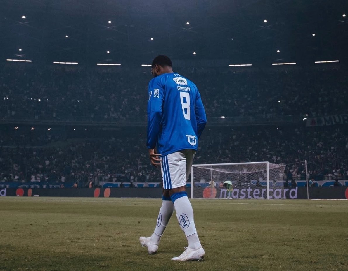 Flafocalizando's tweet photo. @Gersonsantos08, você deixou o Flamengo quando era capitão e ídolo para se esconder na Rússia, jogando no Zenit.

Vimos que você estava muito infeliz e que virou meme. Você sabia que, enquanto Bap fosse presidente, jamais teria chance de voltar ao Flamengo.

O Cruzeiro foi a alternativa. Um clube em reconstrução. Mas tudo isso valeu a pena?

Valeu a pena deixar o Flamengo como se você precisasse de mais dinheiro? Tudo isso para satisfazer o ego do seu pai?

Você tem um péssimo pai e, consequentemente, um péssimo gestor de carreira.

Felicidade não se compra com mais dinheiro, e respeito se perde com quem se vende.

Você se vendeu, Gerson, e pra quê ou por quê? 

A sua história no Flamengo não pode ser apagada, e seria injusto que isso acontecesse. Contudo, a idolatria, o carinho, o apreço — tudo foi jogado no lixo. E não foi pela torcida do Flamengo.

Quem jogou tudo fora foi você.

Escolhas e consequências, Gerson.

Escolhas e consequências.
 
📸 ig: gersonsantoss