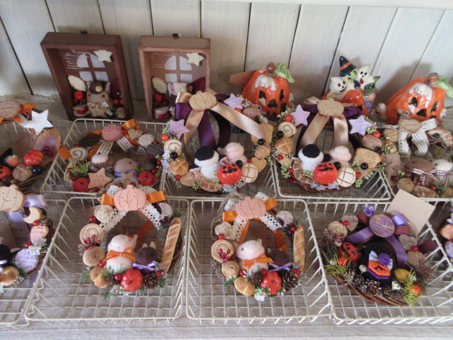 art_yume's tweet photo. 秋の季節展、開催中です！
ハロウィンリースやハロウィン雑貨が沢山あります。また、新作の帯リメイクのポシェットやトート、ショルダーもたくさん出来ました。福袋は2万円以上はいって、2000円にて販売中！ https://t.co/StVvE4pa6H