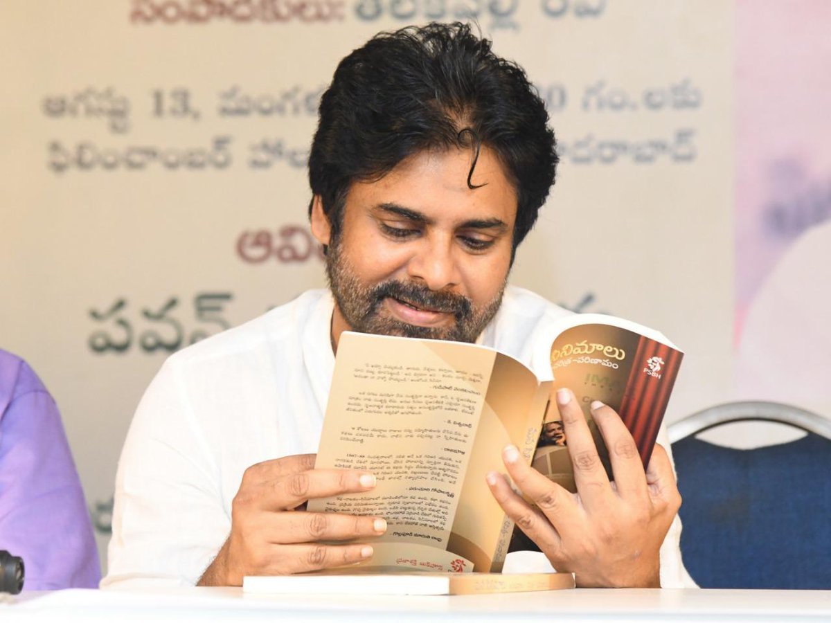 VGarikela's tweet photo. Pawan Kalyan &amp; His Books 

Note :Naku telsina vaatilo konni matrame ivi 

Happy Birthday @PawanKalyan 🧎❤️ https://t.co/dk52NGcP8q