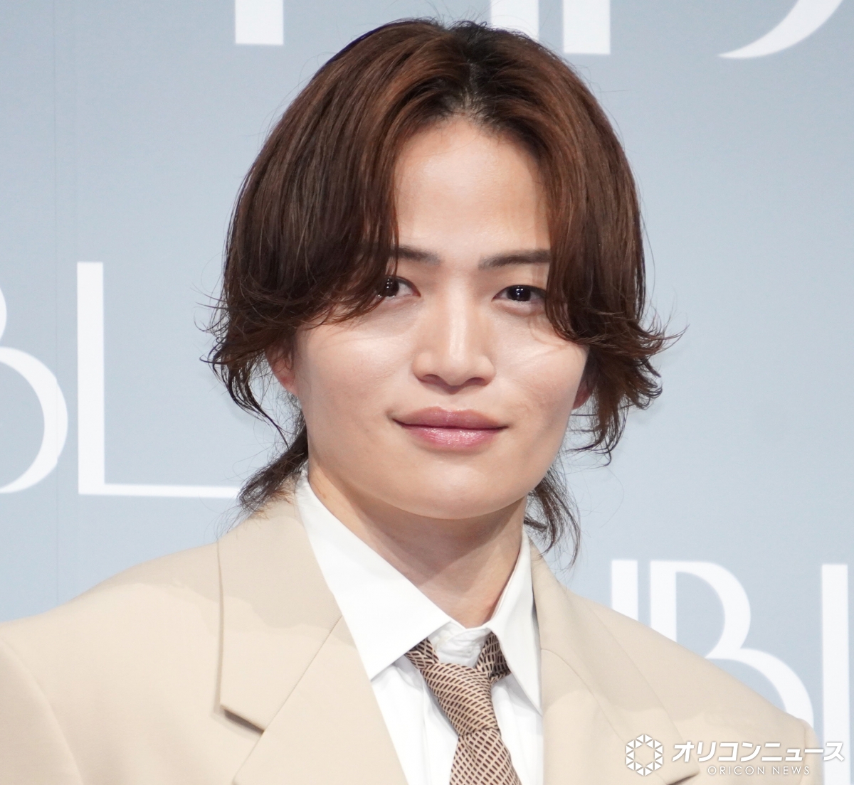 oricon's tweet photo. timelesz菊池風磨、眉毛は⠀
「高校生の時は薄ければ薄いほど
良いと思ってました」
⠀
眉毛は顔の”大事な枠組み”💜
現在はバランスの取れる眉毛に憧れ
「僕の��合は顔が幼いので…」
https://t.co/GaAoP1MtxN
⠀
「HBL(ハリウッドブロウリフト)」新CM発表会 https://t.co/5PyifNC9sr
