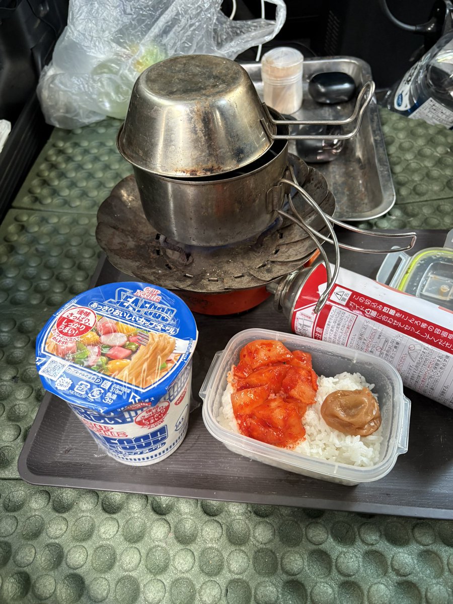 okadatosou's tweet photo. 昼ごはんはカップ麺とカクテキライス。😅 https://t.co/R71uwEwFES