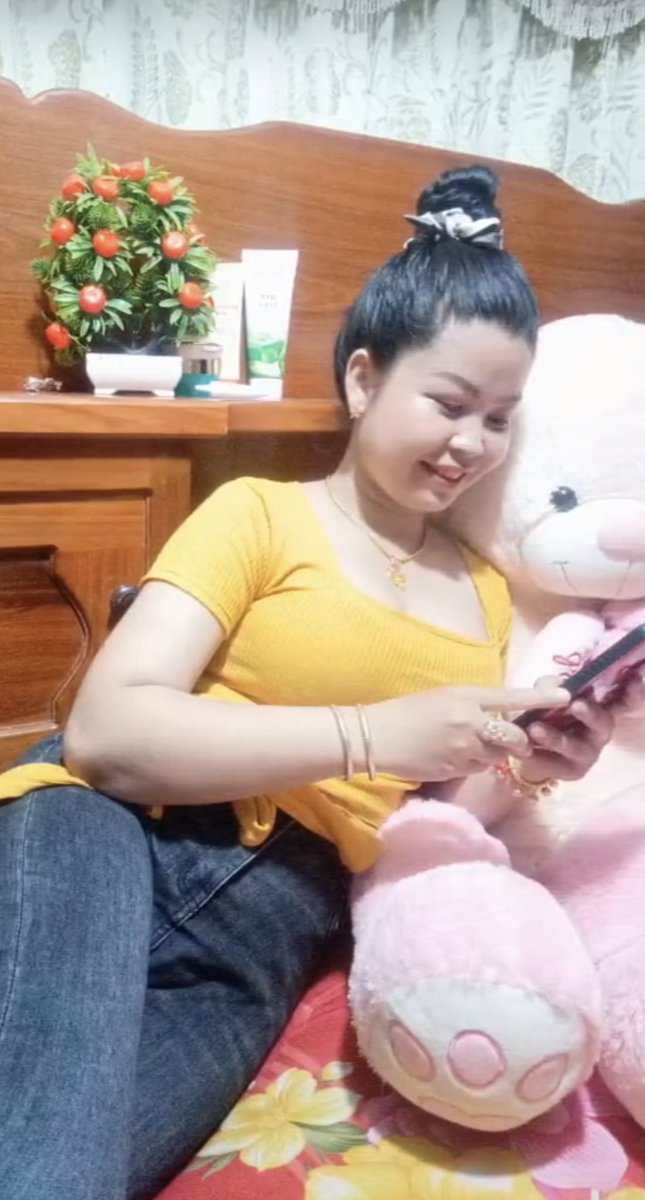 rithikun6's tweet photo. នៅខេត្តសំបូរដូងធំៗធម្មជាតិ ដូងខ្ទិះ នៅភ្នំពេញសំបូរតែដូងគីមី 😝 https://t.co/BY2vQguNt0