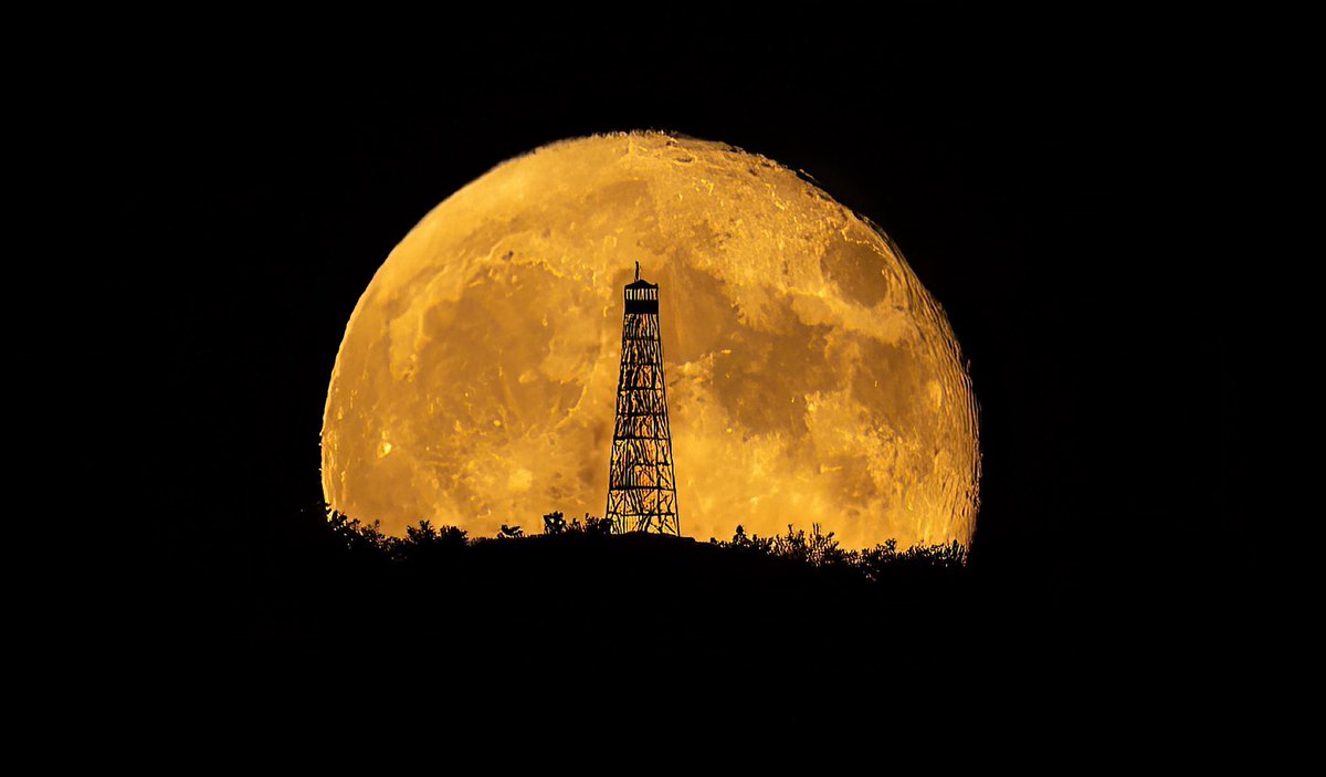 paigedana511's tweet photo. One of my most favorite shots from a couple of years ago. Mt Beacon Firetower is located in the town of Beacon, NY, Dutchess County. This was a shot I dreamed about capturing and it's so great when dreams become reality. #nystate #dutchesscountyny #firetower #moon #photography https://t.co/HYltwxx6yV