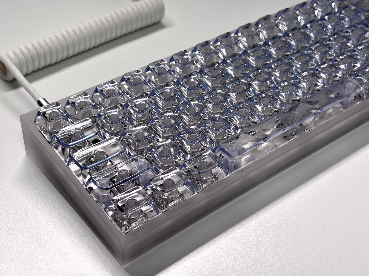 min__winter's tweet photo. ˖˚˳⌖ my first custom keyboard ˖˚˳⌖ 

✧ Tofu60 Redux V2 -Acrylic-
✧ Wuque Studio FLUX60HE PRO
✧ Wuque Studio WS Diamond Cullinan
✧ Womier Ice Cube Clear keycaps

透明にこだわりました🫧 https://t.co/COAUHfbVvH
