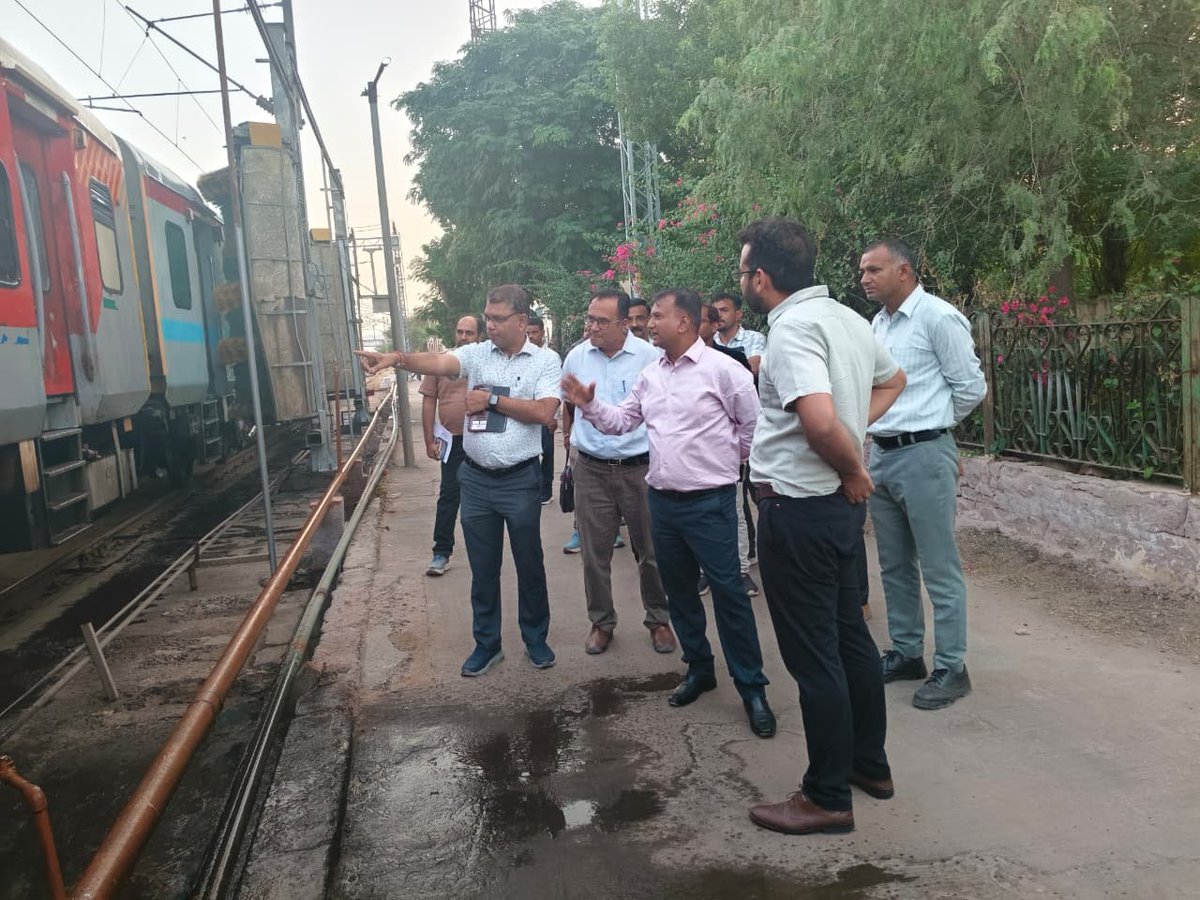 drmbikaner's tweet photo. लालगढ़ स्टेशन पर स्थित सिक एवं वाशिंग लाइन का निरीक्षण कर कोच अनुरक्षण कार्यों एवं व्यवस्थाओं की समीक्षा की गयी।
संरक्षा को सर्वोच्च प्राथमिकता देते हुए निर्धारित मानकों एवं प्रक्रियाओं का पूर्ण पालन सुनिश्चित करने के निर्देश दिए गए। साथ ही, कोच मेंटेनेंस की गुणवत्ता, स्वच्छता, सीटों एवं उपकरणों के नियमित रखरखाव तथा तकनीकी खामियों के समयबद्ध निराकरण हेतु विशेष दिशा-निर्देश दिए गए।
यात्री सुविधाओं को और बेहतर बनाने के लिए आधुनिक तकनीक के अधिकतम उपयोग एवं तकनीकी व्यवस्थाओं को निरंतर उन्नत करने के निर्देश दिए गए। 
#BikanerDivision 
#IndianRailways