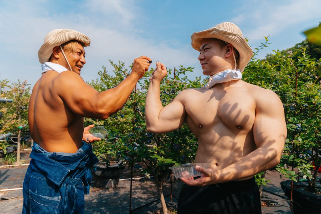 muscleplus_free's tweet photo. 採れたてのブルーベリーで乾杯するマッチョ https://t.co/GoB7so7Wn5