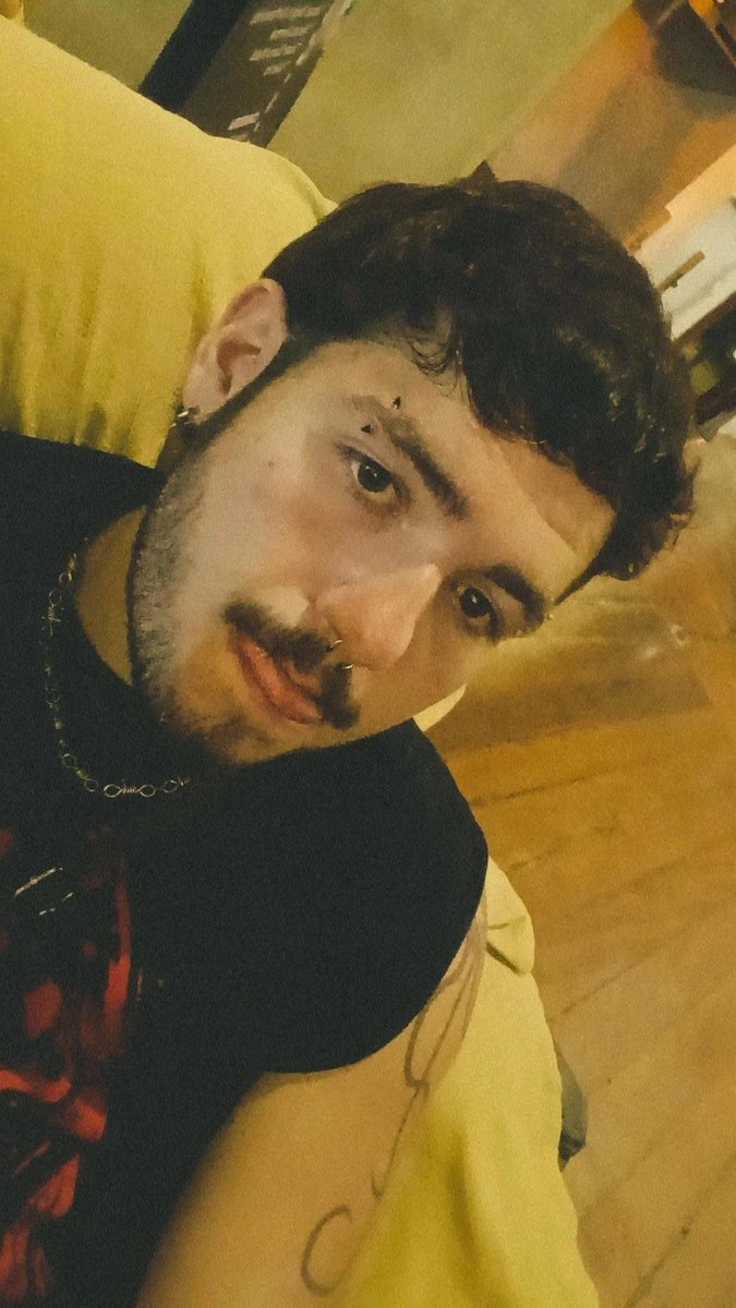 Reexjunior's tweet photo. Esse sou eu:
Idade: 21
Pronomes: elu/ele/ela
Orientação: gay?
Altura: 1,69
Calço: 39
Signo: Touro 
Fumo: não mais
Drogas: só de vista 
Bebida: aceito
Tatuagens: 4 (5 semana que vêm 
Piercings: 5
Cores favoritas: roxo, vermelho e azul
Música: Ejacu - katy e as abusadas https://t.co/CYeGgJTSa1