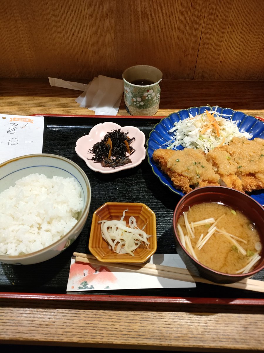 tateyokone's tweet photo. 昼食（堺筋本町 ）②
日替りランチ¥750
※おろしトンカツ
私には、似合ってますな😄 https://t.co/LpJ0AClqJ8