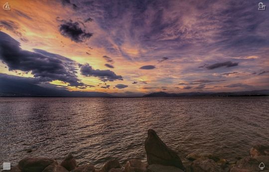 kr04261's tweet photo. 🌊 Sketch a marine view—an ocean of deep blue. Delicate wisps of pale vapor rise lazily from rustic cottage chimneys far off in the countryside. Tender, warm dusk shades tint the rural horizon, and this serene tableau soothes minds worn down by the relentless frenzy of today's https://t.co/1bHxcVozUM