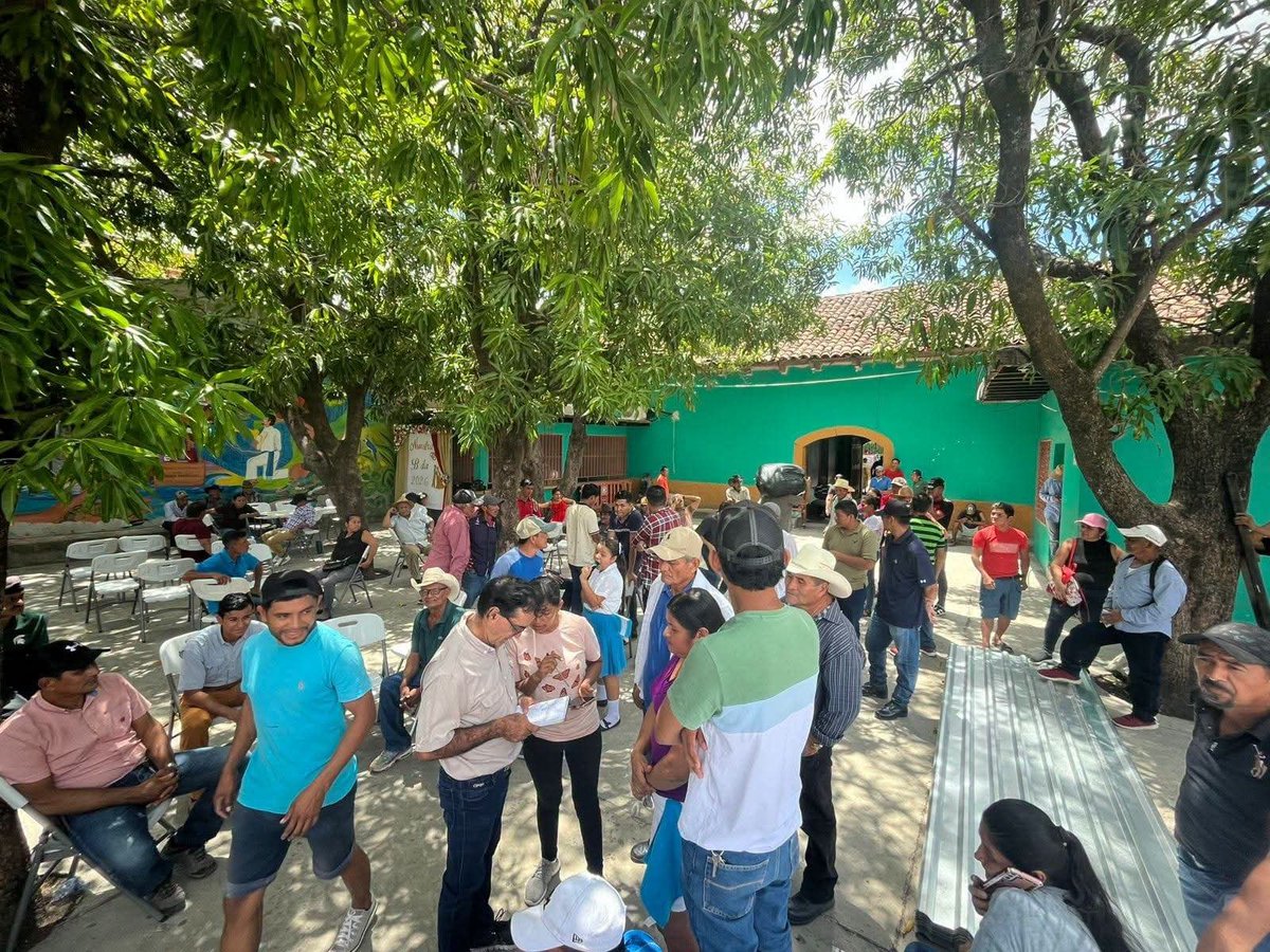 saghonduras's tweet photo. 🌾🐄 Frente a la sequía el apoyo llega al campo

En Liure, El Paraíso, el gobierno a través de la SAG, continúa apoyando a los pequeños productores afectados por la sequía.

#HondurasNosUne https://t.co/TyjeiZ7Fx6