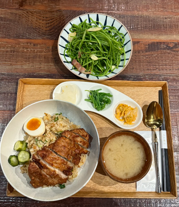 kkdnb7's tweet photo. 外皮焦香的厚切豬排外酥裏嫩，搭配香噴噴的炒米飯，溏心蛋軟軟糯糯。配上清爽小菜與味增湯，還有一盤清炒水蓮，葷素搭配剛剛好，一餐吃的滿足又舒服，滿滿的家常煙火氣。

#臺灣美食 #臺式定食 https://t.co/V5YBKKhLJF
