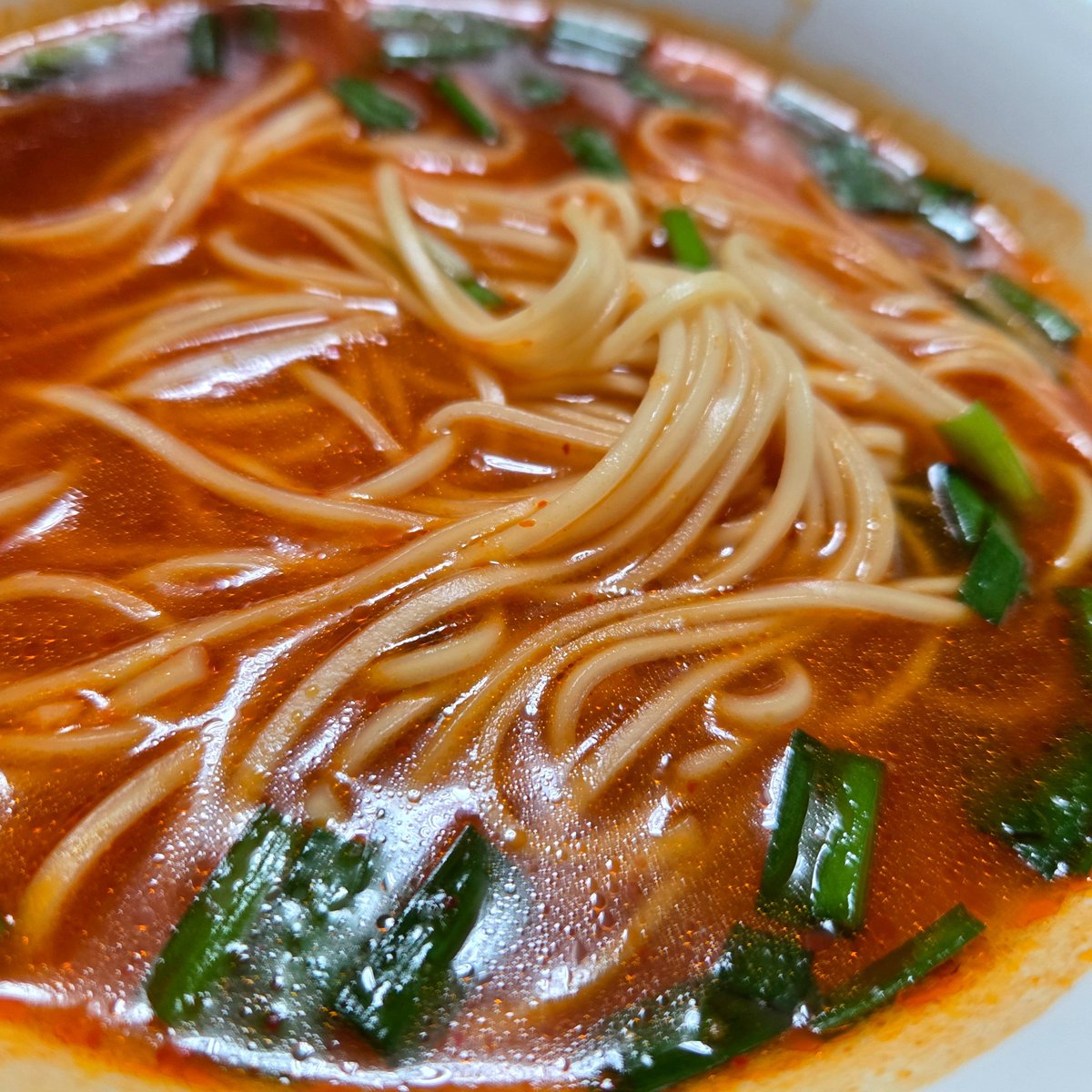 ichi_go2525's tweet photo. 佐賀で作られた宮崎辛麺のインスタントがお昼。辛っ…❗

こんにゃく麺が私は好き。 https://t.co/Uy6uem2fnk