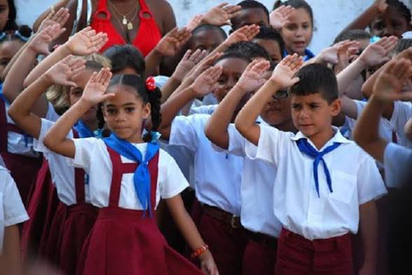 KevelPerez's tweet photo. ¡¡¡Nuestros niños y jóvenes #DeRegresoAClases 📚✏️porque mi bella #CubaSoberana 🇨🇺 educa y se preocupa por el futuro de todos!!!

#ConFidelEnCadaAula y en el ❤️🇨🇺 https://t.co/wRtyX9uSSd